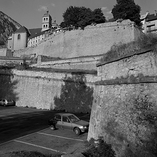Enceinte de ville. Front ouest. Vue prise de l'extérieur de la contregarde. Au premier plan et à droite, angle d'épaule droite du bastion 85.