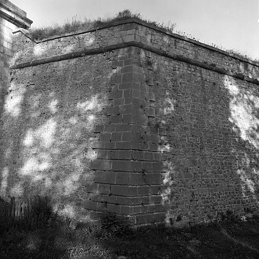 Enceinte de ville. Front ouest. Contregarde. Vue extérieure du saillant 84. Détail de la chaîne d'angle.