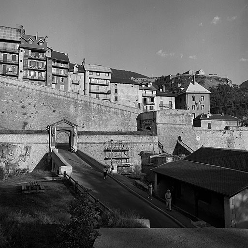 Enceinte de ville. Front ouest. Extrémité sud. Au centre, fausse braie et avant porte d'Embrun. En arrière, courtine 20-23, bastion 23 et porte d'Embrun. Au premier plan, en bas et à droite, corps de garde Q. A l'arrière plan, en haut et à droite, le fort des Têtes.