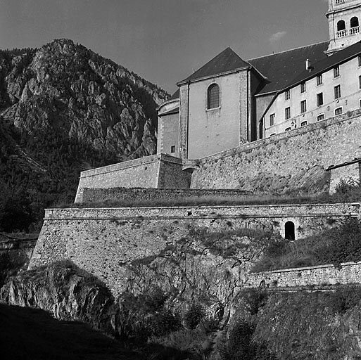 Enceinte de ville. Fausse braie (saillant 80) et corps de place (bastion 18 et collégiale) vus depuis la contregarde générale.