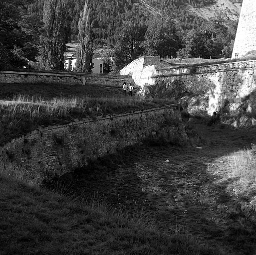 Enceinte de ville. Front ouest. Fossé au pied du saillant 80. A gauche, la contregarde générale.