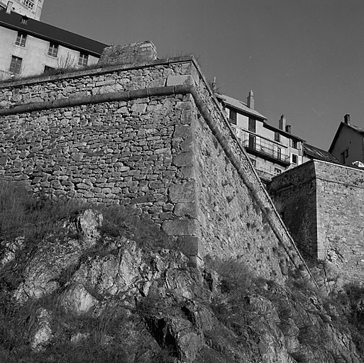Enceinte de ville. Fausse braie. Saillant 80.