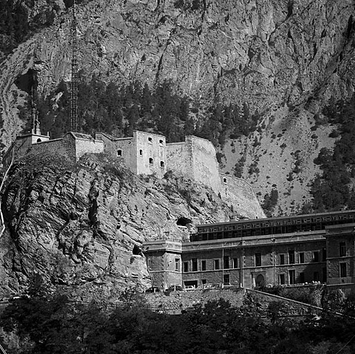 Château supérieur pris du sud. A droite, en contrebas, partie gauche de la caserne de siège A.