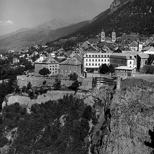 Enceinte de ville. Front sud vu par dessus les gorges de la Durance. De gauche à droite, pavillon F, K.K, hôpital militaire H (Cordeliers) et extrémité ouest du magasin à poudre D.