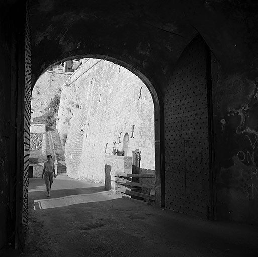 Enceinte de ville. Front ouest. Porte d'Embrun. Vue du passage et des vantaux prise de l'intérieur vers l'extérieur.