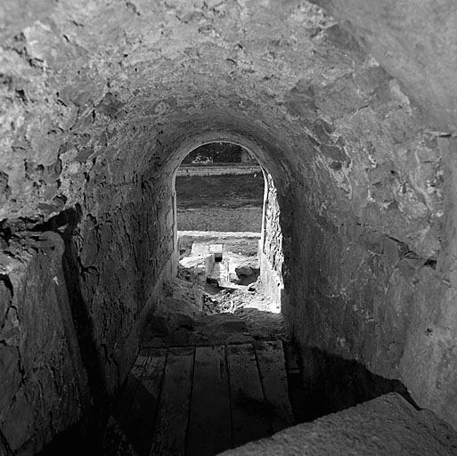 Enceinte de ville. Front ouest. Porte d'Embrun. Vue du passage menant au bastion 45.