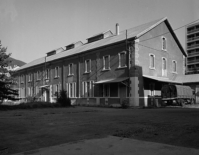 Bâtiment 003. Vue générale du bâtiment prise du sud-est.