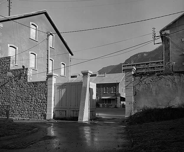 Porte d'entrée de l'embranchement V.F. Vue extérieure. A gauche, pignon est du bâtiment 010.