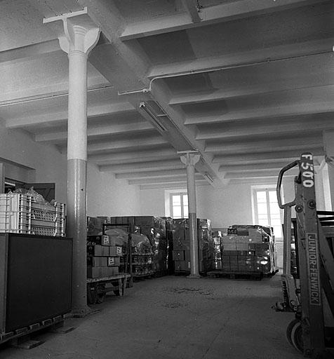 Bâtiment 007. Vue intérieure d'un magasin.