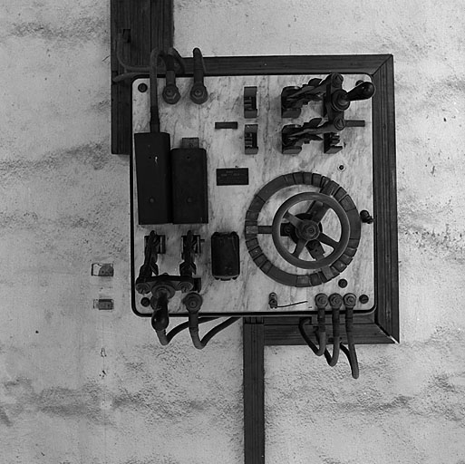 Bâtiment 010. Premier étage. Local 01. Tableau de démarrage du moteur électrique d'une ancienne machine.