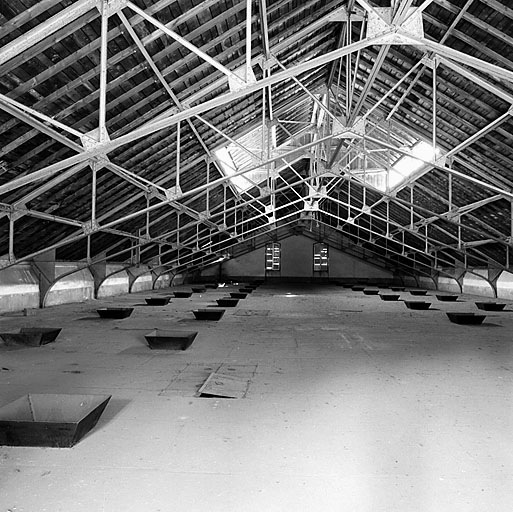 Bâtiment 010. Combles. Au sol, trémies supérieures des silos à grains.