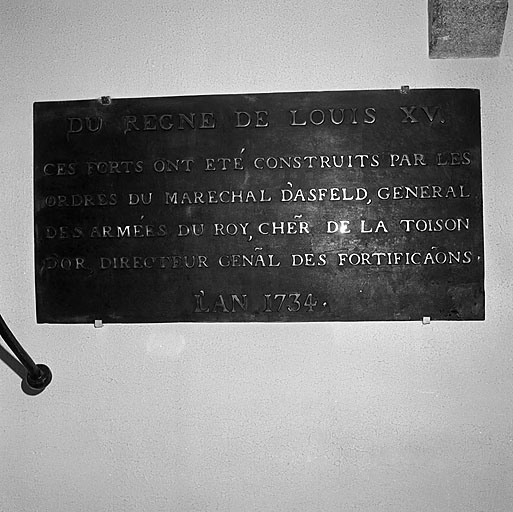 Porte Royale. Plaque commémorative en bronze déposée après 1945 et conservée au secteur des travaux du génie de Briançon, magasin X.