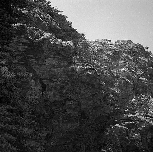 Groupe de la Vallée Etroite. Ouvrage 626. Vue générale extérieure prise des premiers lacets de la route de la vallée étroite.