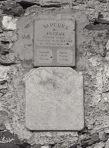 Baraquements de la Cochette. Plaques commémoratives en pignon d'une baraque.