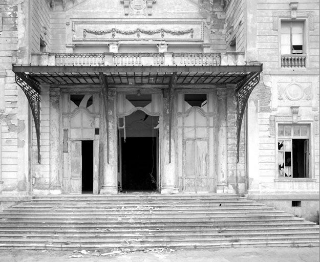 Façade sud. Corps central. Entrée.