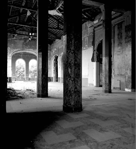 Rez-de-chaussée surélevé. Aile ouest. Salle de boules. Vue d'ensemble rapprochée depuis le hall sud.
