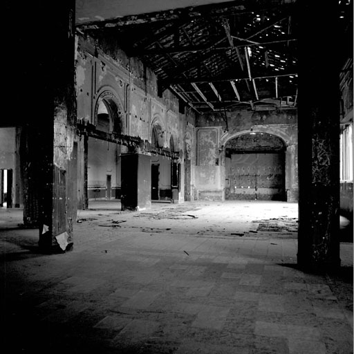 Rez-de-chaussée surélevé. Aile ouest. Dancing. Vue d'ensemble prise d'ouest en est.
