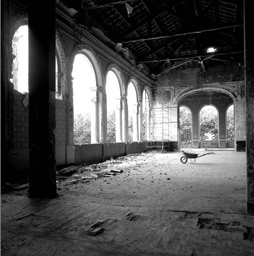 Rez-de-chaussée surélevé. Aile ouest. Salle de boules. Vue d'ensemble d'est en ouest.