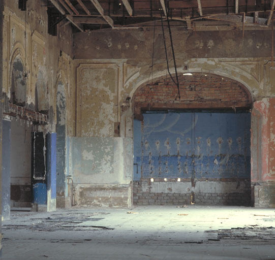 Rez-de-chaussée surélevé. Aile ouest. Dancing. Extrémité est.