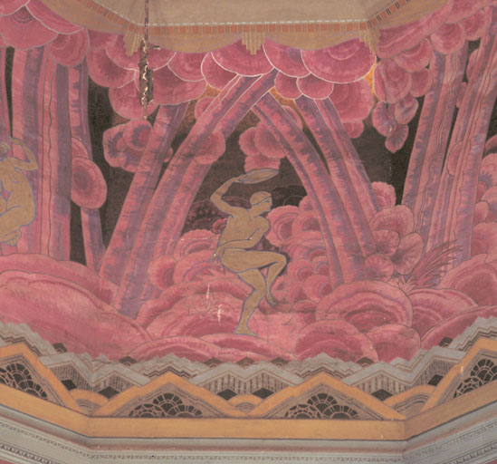 Rez-de-chaussée surélevé. Salle de spectacle. Décor peint. Vue partielle.