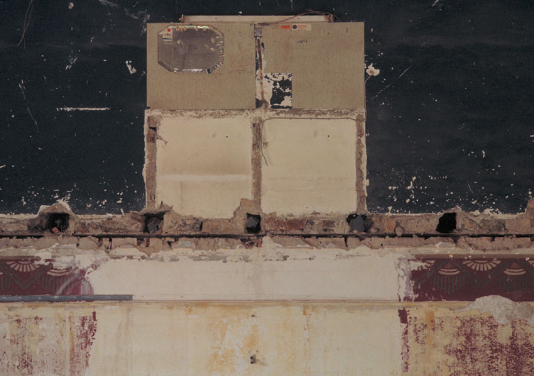 Rez-de-chaussée surélevé. Salle de spectacle. Vestige de la salle de projection.