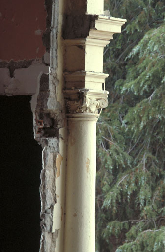 Rez-de-chaussée surélevé. Aile ouest. Salle de boules. Une fenêtre sud. Chapiteau de colonne.