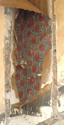 Rez-de-chaussée surélevé. Aile est. Escalier. Vestige de papier peint.