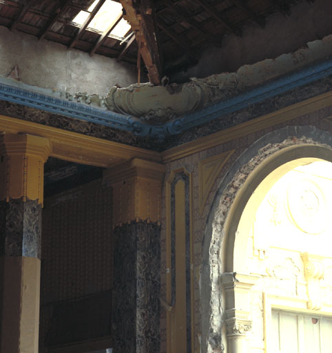 Rez-de-chaussée surélevé. Aile ouest. Salle de boules. Vue de volume du décor de l'angle sud-est.