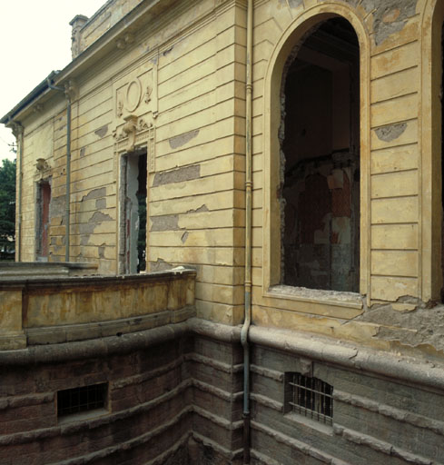Corps central. Elévation latérale ouest. Vue partielle prise de l'aile ouest.