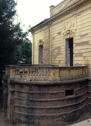 Corps central. Elévation latérale ouest. Vue de volume prise de l'aile ouest.