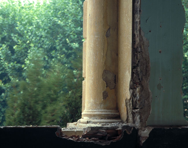 Rez-de-chaussée surélevé. Aile ouest. Salle de boules. Une fenêtre sud. Base de colonne.