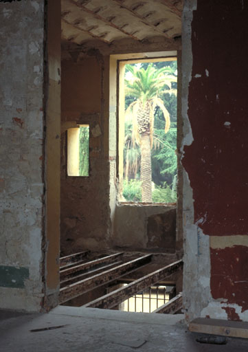 Etage. Aile est. Vue partielle.