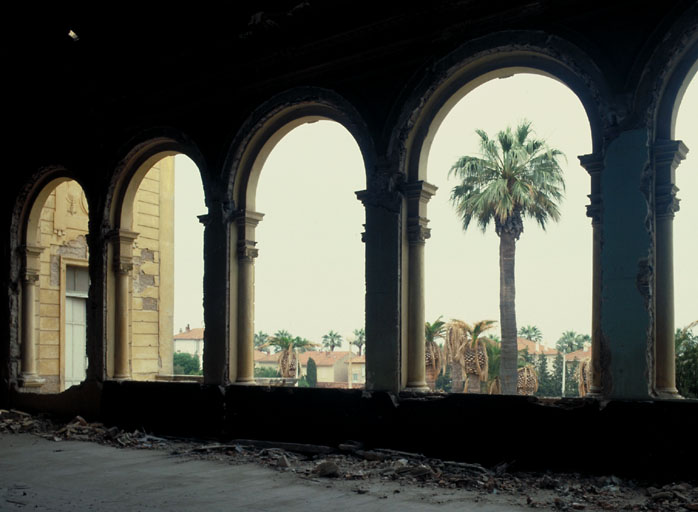 Rez-de-chaussée surélevé. Aile ouest. Salle de boules. Fenêtres sud. Vue d'ensemble.