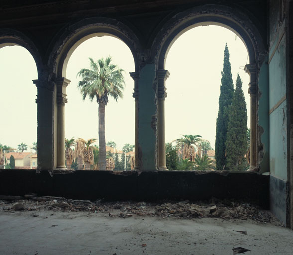 Rez-de-chaussée surélevé. Aile ouest. Salle de boules. Fenêtres sud. Vue d'ensemble.