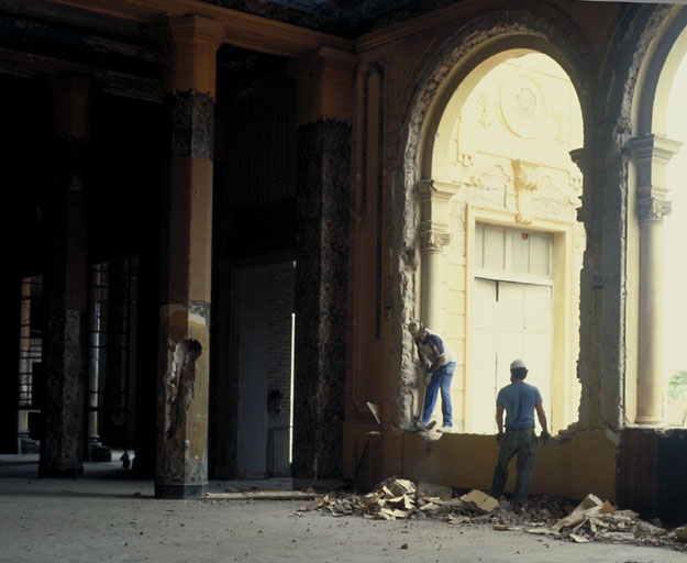 Rez-de-chaussée surélevé. Aile ouest. Salle de boules. Vue prise vers l'est.