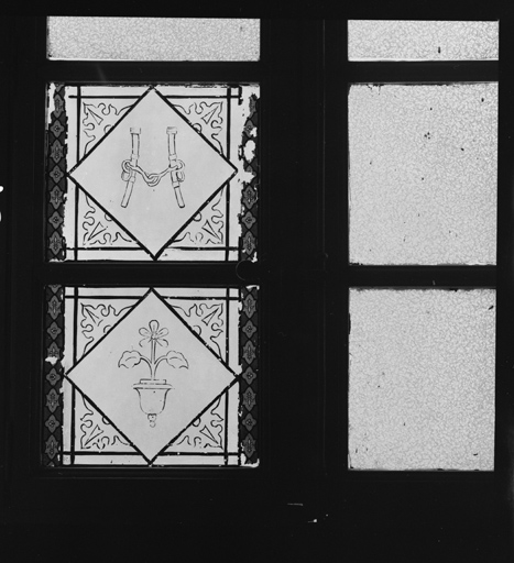 Cage d'escalier Da. Fenêtre nord. Décor translucide collé sur le vitrage. Détail.