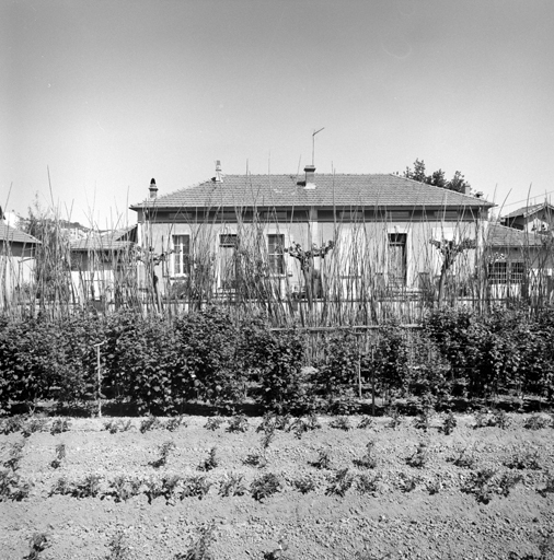 Rue Célestin Mouret. Section CE, parcelle 371. Elévation antérieure sud sur jardin.