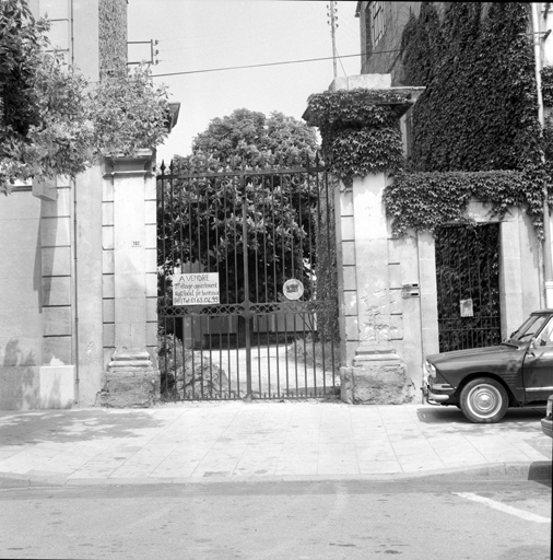 192, cours Gambetta. Section CM, parcelle 3. Portail sur le cours.