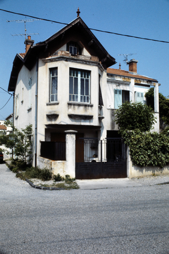 Rue des Fauvettes. Section CM, parcelle 187. Villa Magali : vue de volume depuis l'ouest.