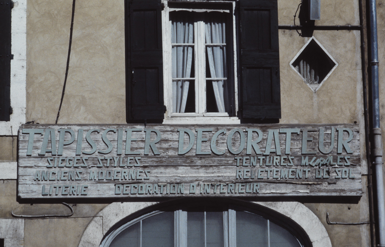 224, cours Sadi Carnot. Elévation antérieure, enseigne de tapissier.