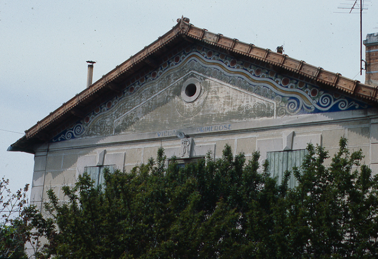 Elévation antérieure sud, détail du pignon peint.