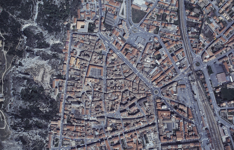 Vue aérienne du centre-ville. ; Centre-villle, vue aérienne verticale.