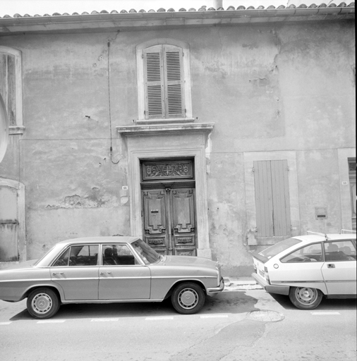 Avenue Victor Basch. Section CL, parcelle 125. Travée de l'entrée (porte 19e siècle).