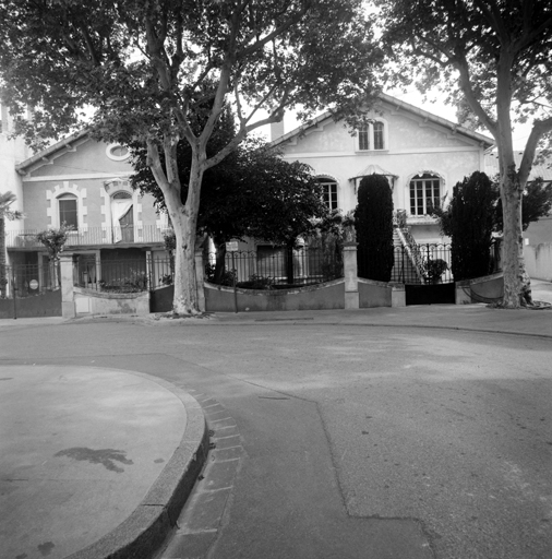 Boulevard des Acacias. Section CK, parcelles 363 et 1037. Façades antérieures sud sur jardin.