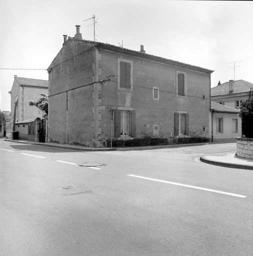 Route des Courses, boulevard Simon Carrière. Section CE, parcelle 64. Façade postérieure nord sur le boulevard.