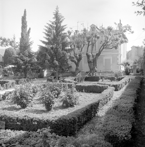 Avenue de Stalingrad. Section CE, parcelle 246. Vue de volume prise de l'ouest et jardin 19e siècle.