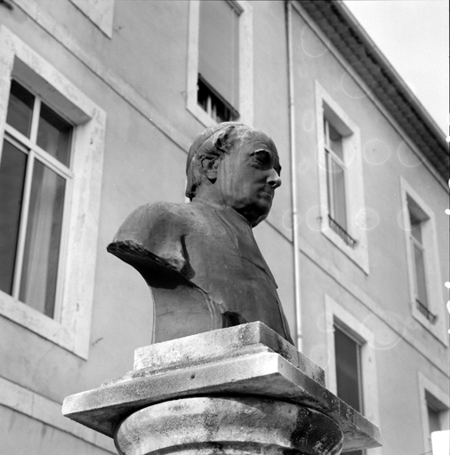  ; Vue générale en contre-plongée du monument commémoratif au frère Olive.