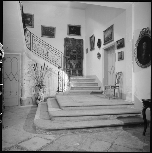 Cage d'escalier. ; Hôtel Armand de Château-Vieux. Cage d'escalier. Vue d'ensemble.