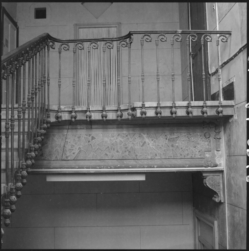 Cage d'escalier, décor du dernier palier.