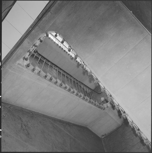 Cage d'escalier, revers de la volée suspendue.